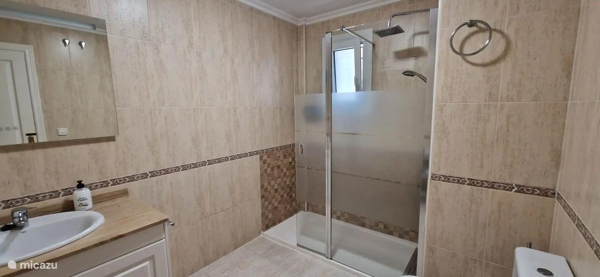 Salle de bain 2 avec douche à l’italienne, lavabo et toilettes