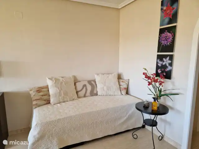 Casa van der Horst | Espagne, Costa Blanca, Dehesa de Campoamor - appartement Le canapé lounge, qui peut être transformé en 2 lits doubles.