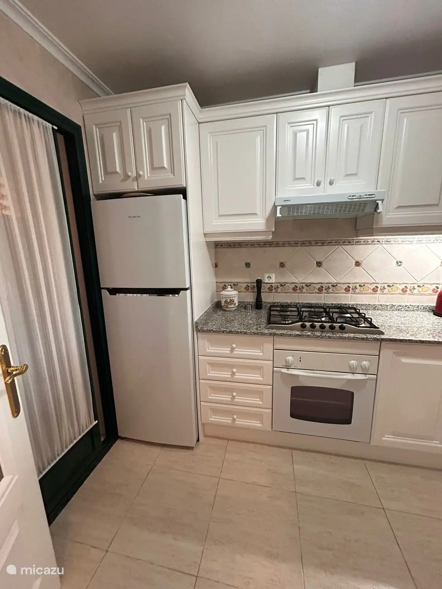 Kitchen with 5 burner gas hob, fridge-freezer and dishwasher