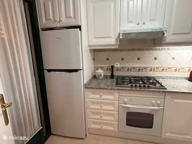 Casa van der Horst | Espagne, Costa Blanca, Dehesa de Campoamor - appartement Cuisine avec plaque de cuisson à gaz 5 feux, réfrigérateur-congélateur et lave-vaisselle