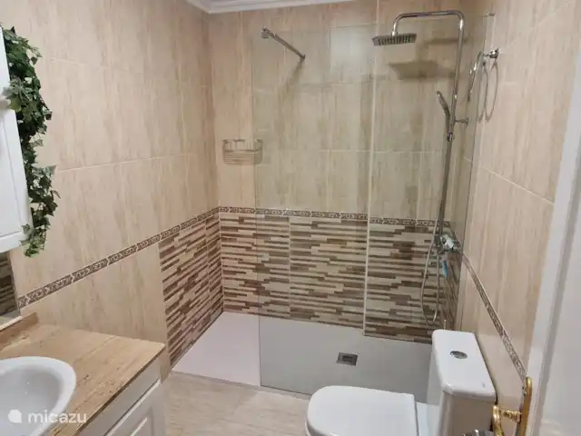 Casa van der Horst | Espagne, Costa Blanca, Dehesa de Campoamor - appartement Salle de bain 1 avec lavabo, douche à l’italienne et WC