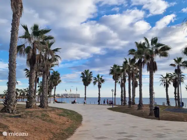 Casa van der Horst | Espagne, Costa Blanca, Dehesa de Campoamor - appartement Playa Flamenca, avec plusieurs terrasses en bordure de la place pour prendre un verre et manger.