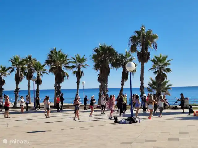 Casa van der Horst | Espagne, Costa Blanca, Dehesa de Campoamor - appartement Zumba sur la place de Playa Flamenca. Tout le monde peut participer !