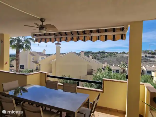 Casa van der Horst | Espagne, Costa Blanca, Dehesa de Campoamor - appartement Balcon. 
En juin 2025, cette terrasse déjà spacieuse sera prolongée de 16 m2 supplémentaires sur le côté droit.