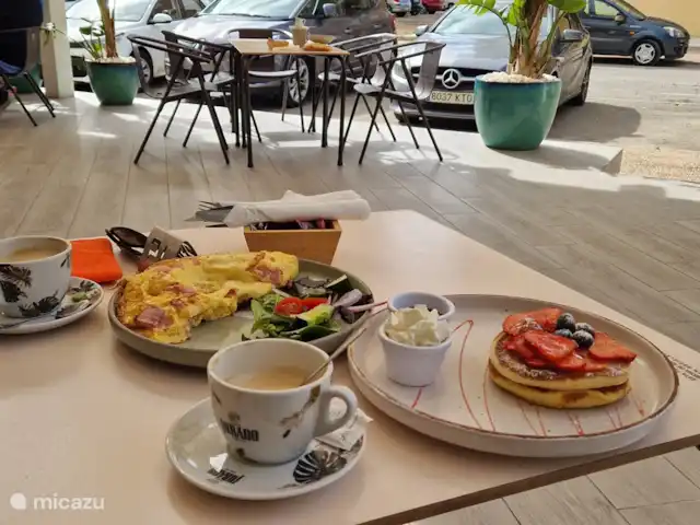 Casa van der Horst | Espagne, Costa Blanca, Dehesa de Campoamor - appartement Café Makai Cafe vers la côte à La Zenia. Ici, ils ont un délicieux café et de savoureux plats pour le petit-déjeuner et le déjeuner.