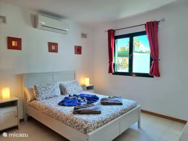 Villa Elsa | Espagne, Lanzarote, Playa Blanca - villa Chambre 1 avec lit double, climatisation et beaucoup de confort.