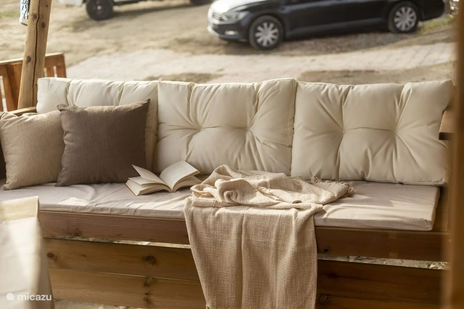 El sofá de exterior del jardín