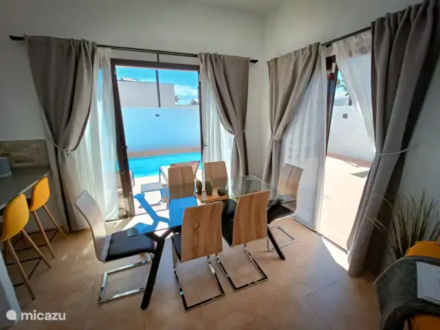 Villa Vida | Espagne, Lanzarote, Playa Blanca - villa Table à manger avec accès direct à la terrasse extérieure.