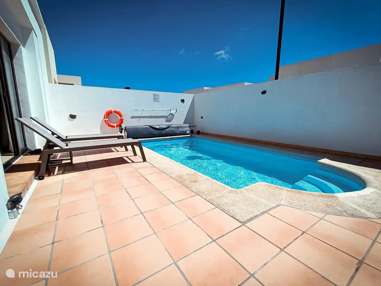 The nice swimming pool with 4 nice sunbeds, for ultimate equipment