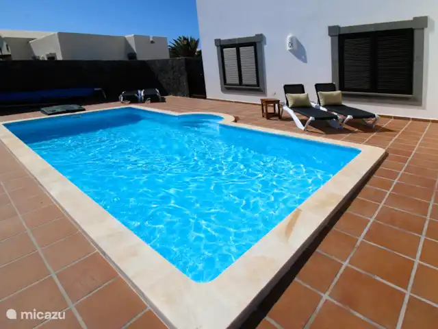 villa huren in Spanje, Lanzarote, Playa Blanca – Villa Pareja Het fijne zwembad met ligbedden