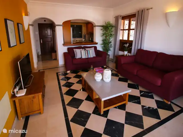 villa huren in Spanje, Lanzarote, Playa Blanca – Villa Pareja Een ruime woonkamer met twee fijne banken en een satelliet televisie met diverse internationale zenders.