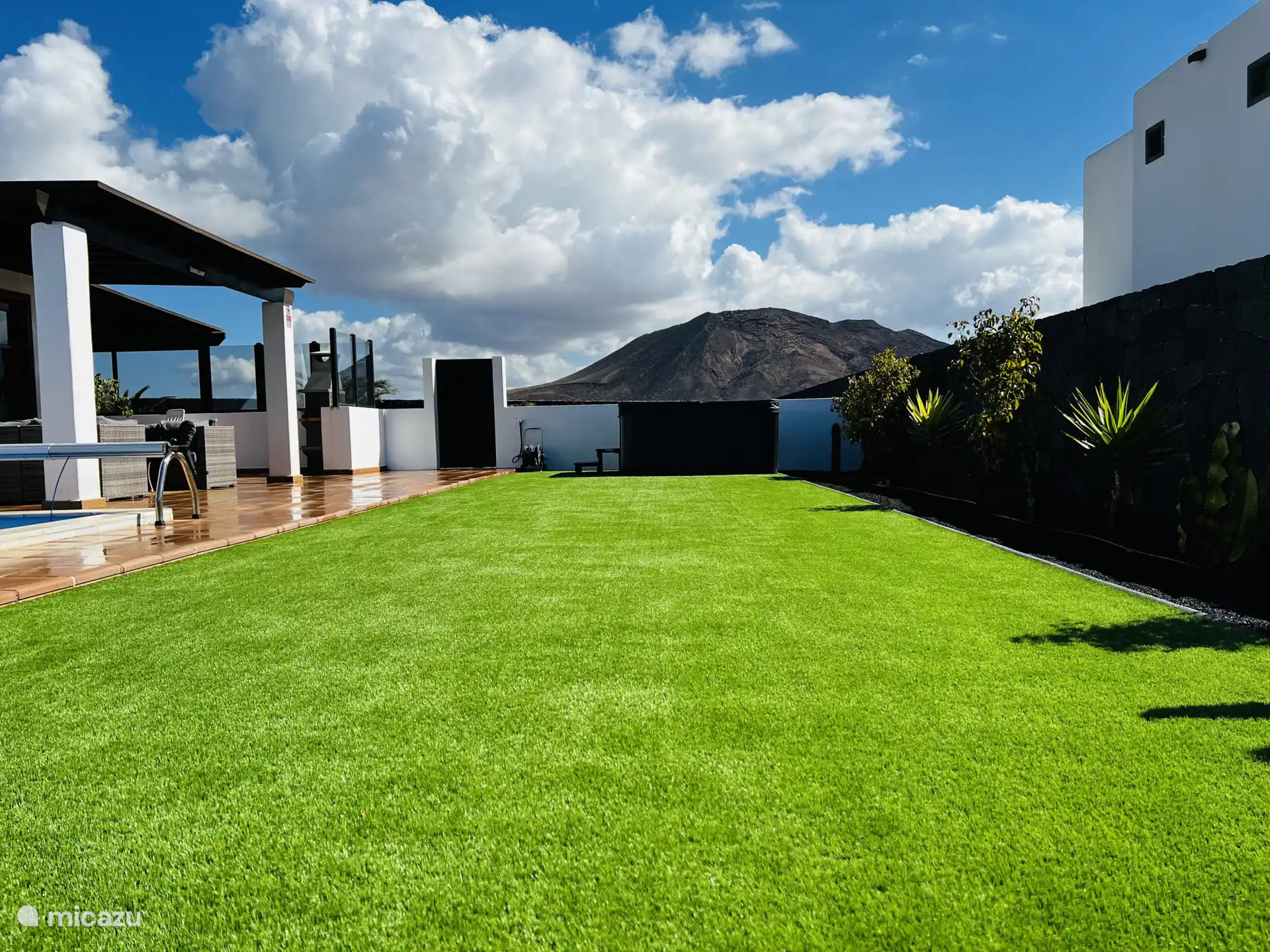 A nice large lawn next to the pool. Here you can enjoy the beautiful view and the nice sun.