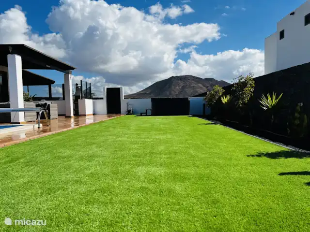 villa huren in Spanje, Lanzarote, Playa Blanca – Villa Pareja Een fijn groot grasveld naast het zwembad. Hier kunt u genieten van het mooie uitzicht en de lekkere zon.