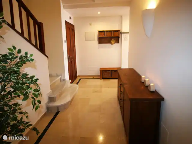 villa huren in Spanje, Lanzarote, Playa Blanca – Villa Pareja De mooie hal naar boven