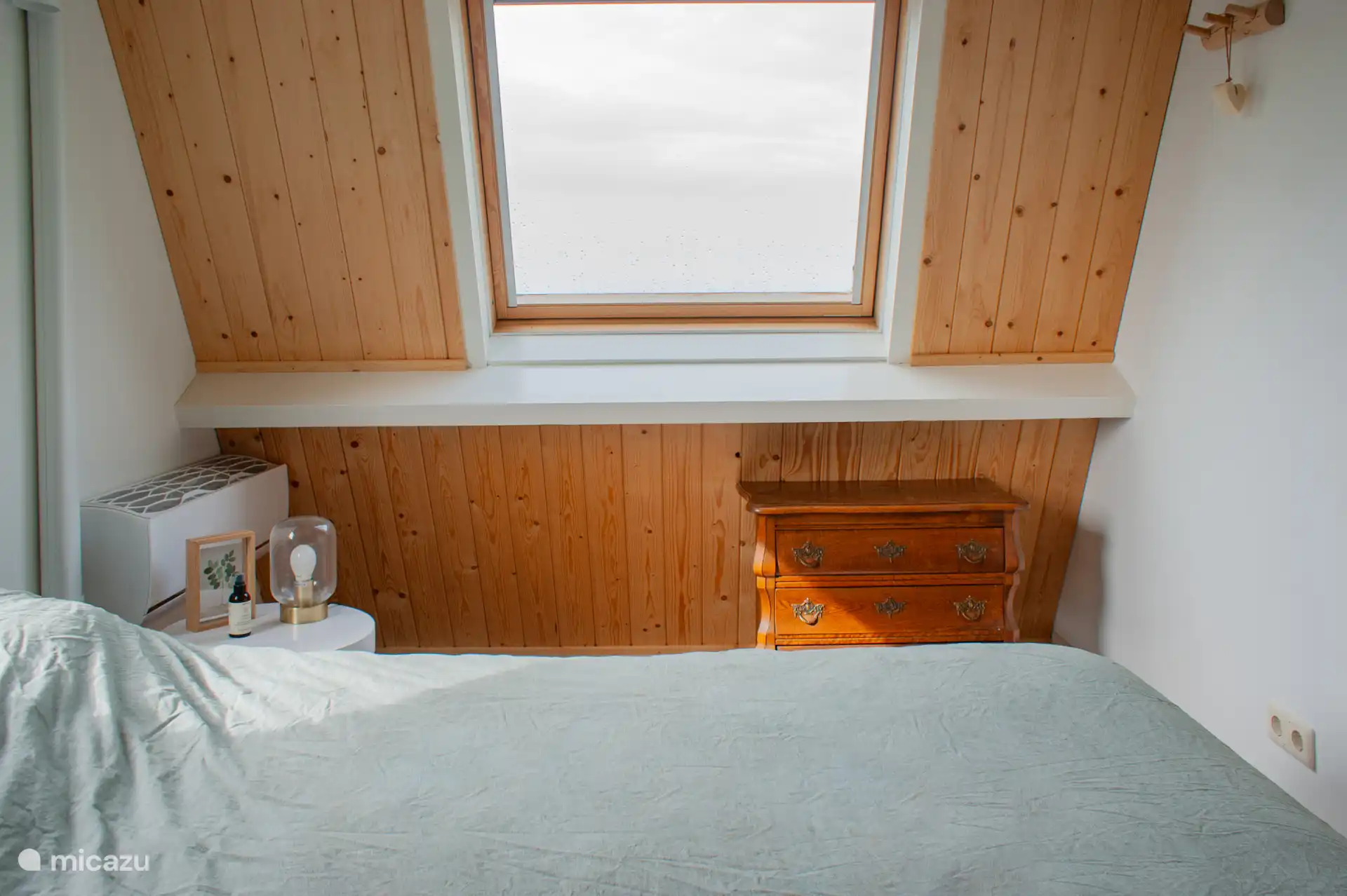 Das erste Schlafzimmer mit Doppelbett