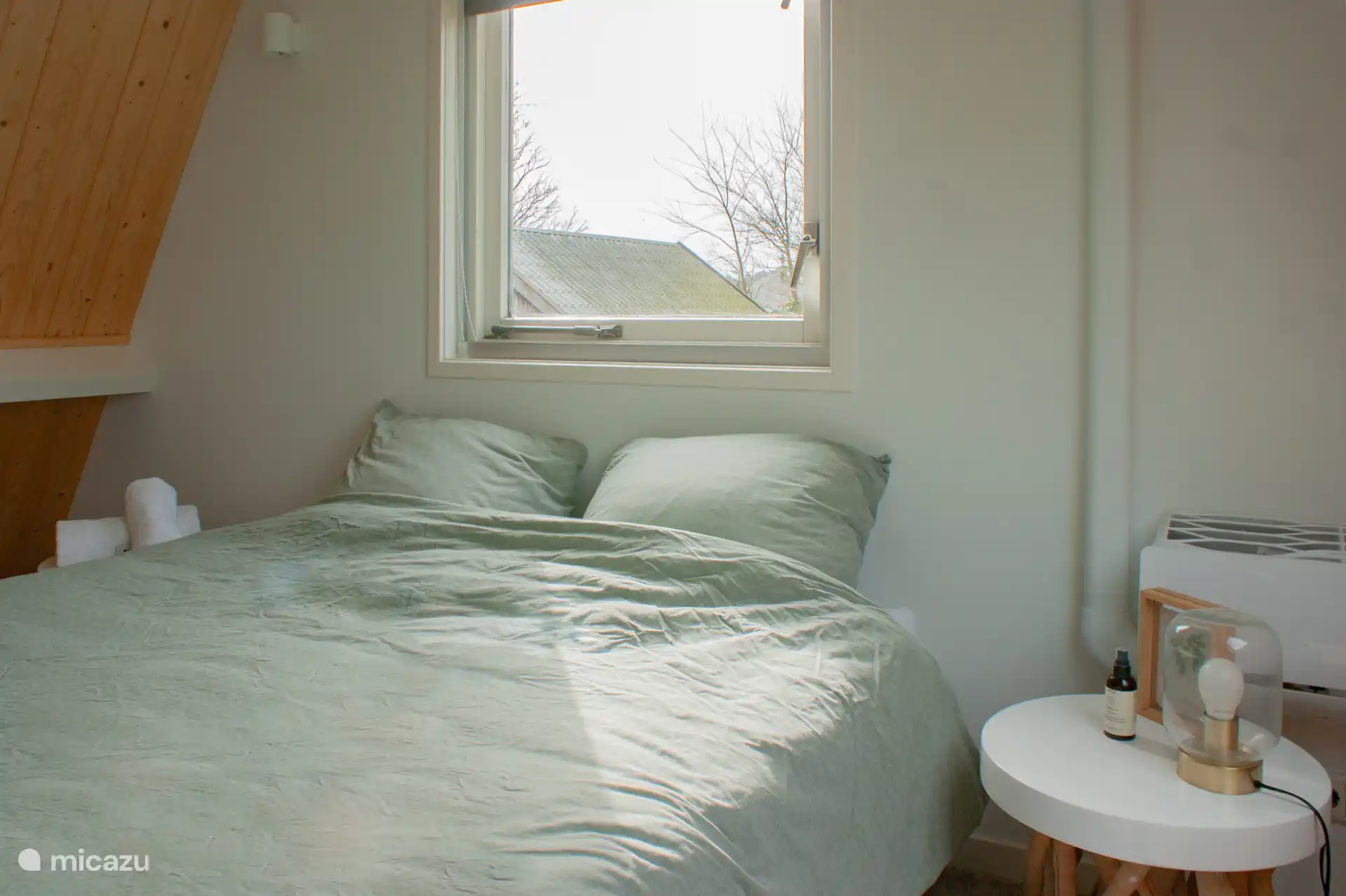 Das erste Schlafzimmer mit Doppelbett 