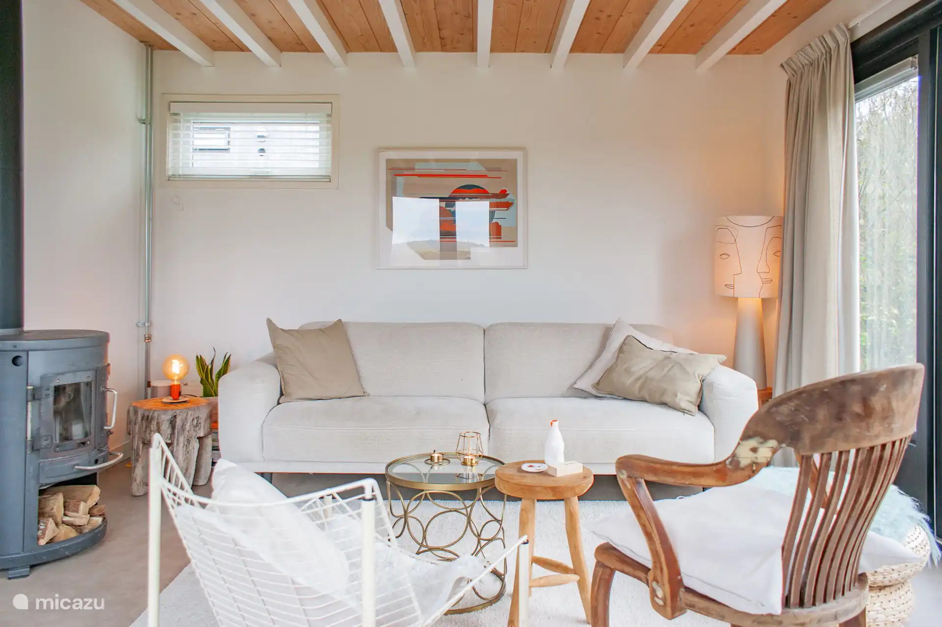 Das Wohnzimmer mit Holzofen