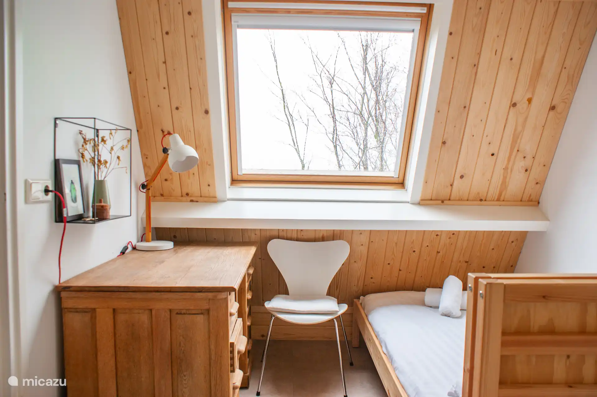 Das zweite Schlafzimmer mit zwei Einzelbetten und einem Schreibtisch
