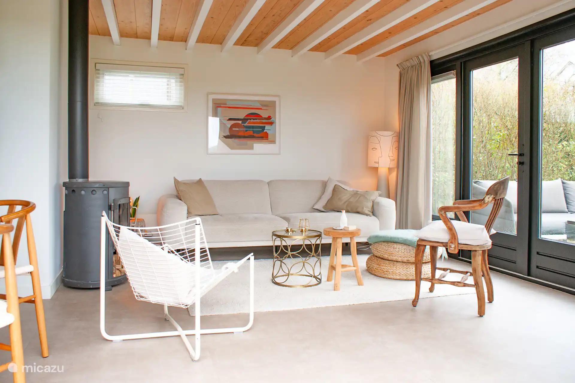 Das Wohnzimmer mit Holzofen