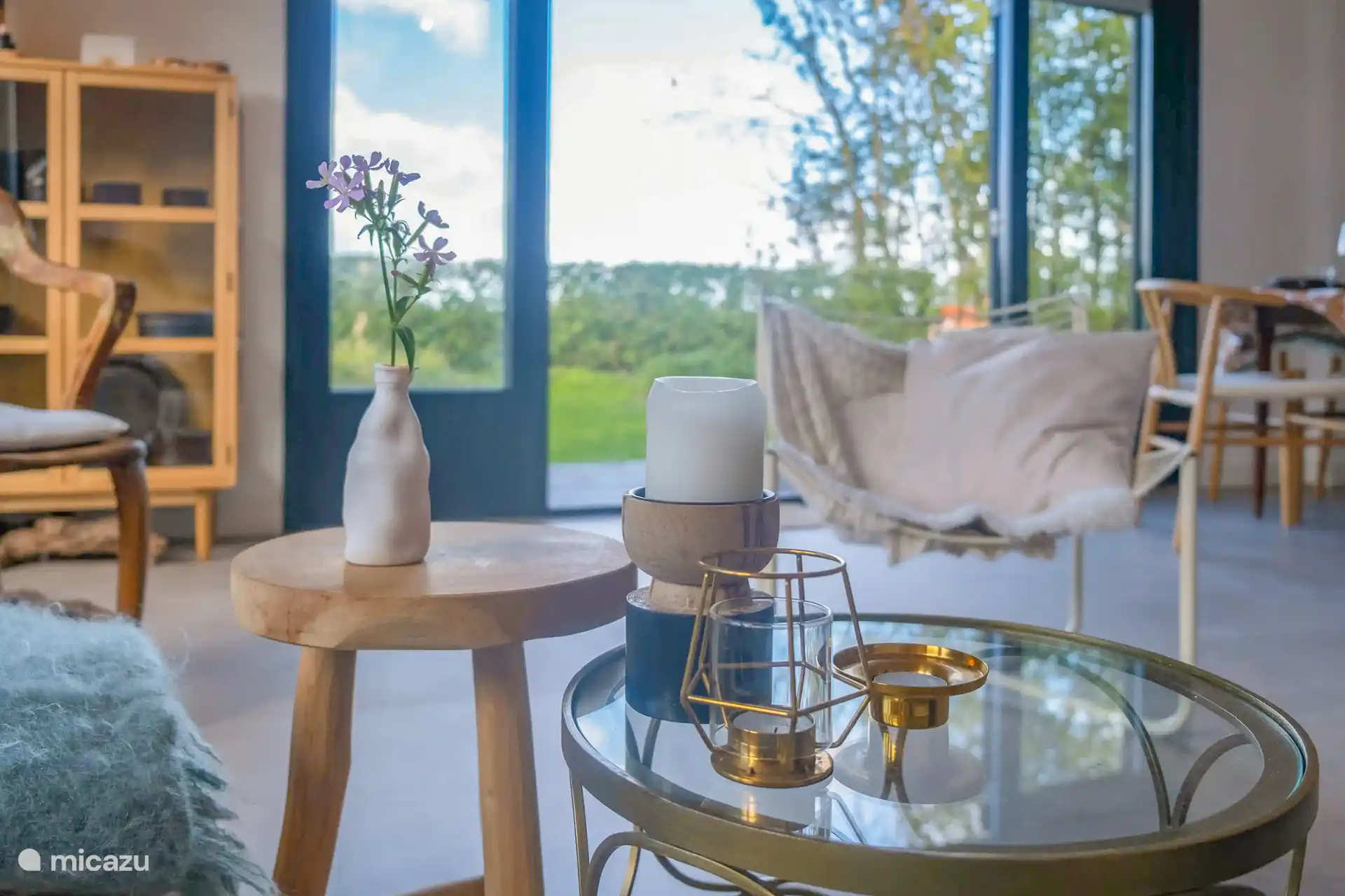 Das Wohnzimmer mit Terrassentüren und Blick auf die Dünen