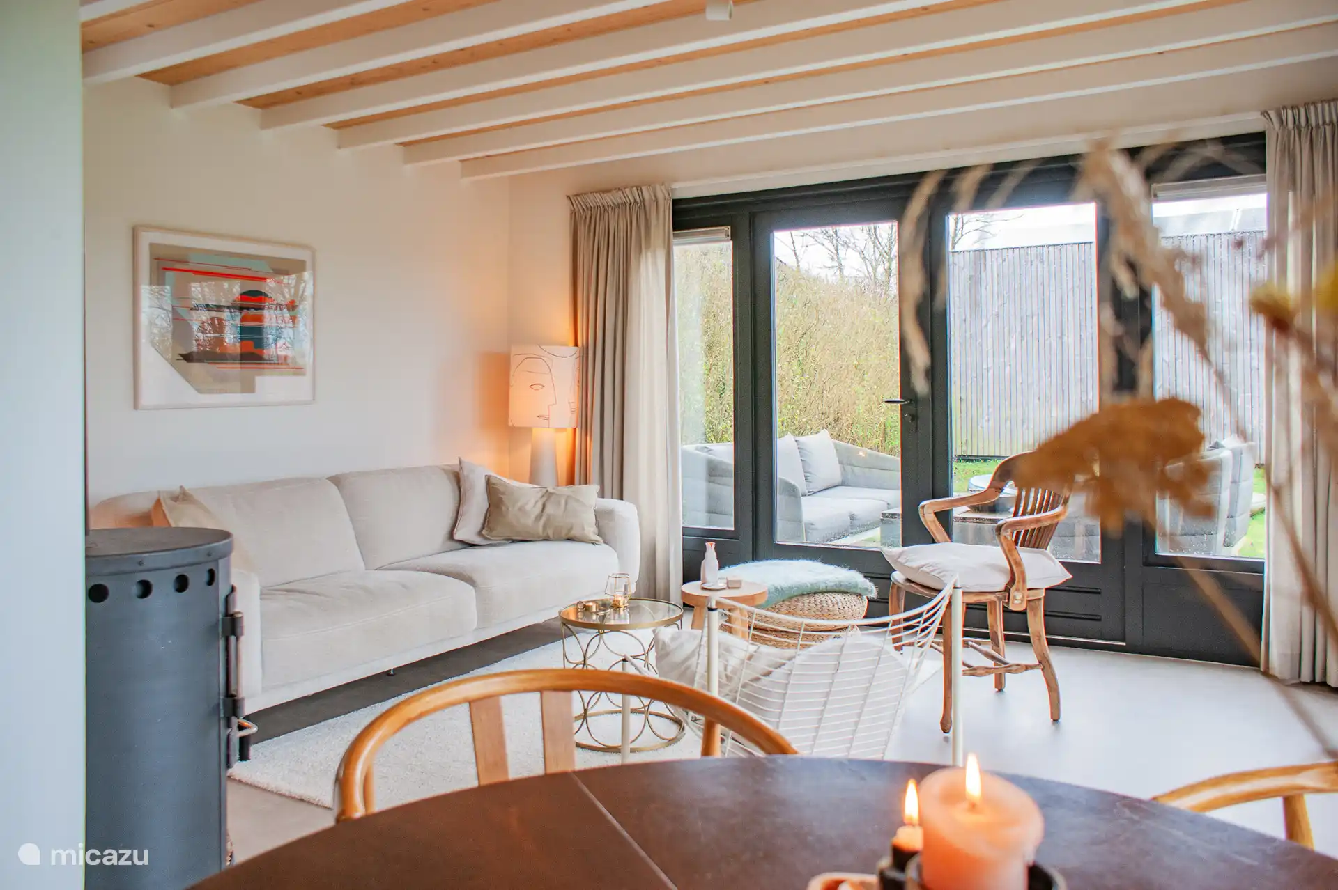 Das Wohnzimmer mit Esstisch und Herd