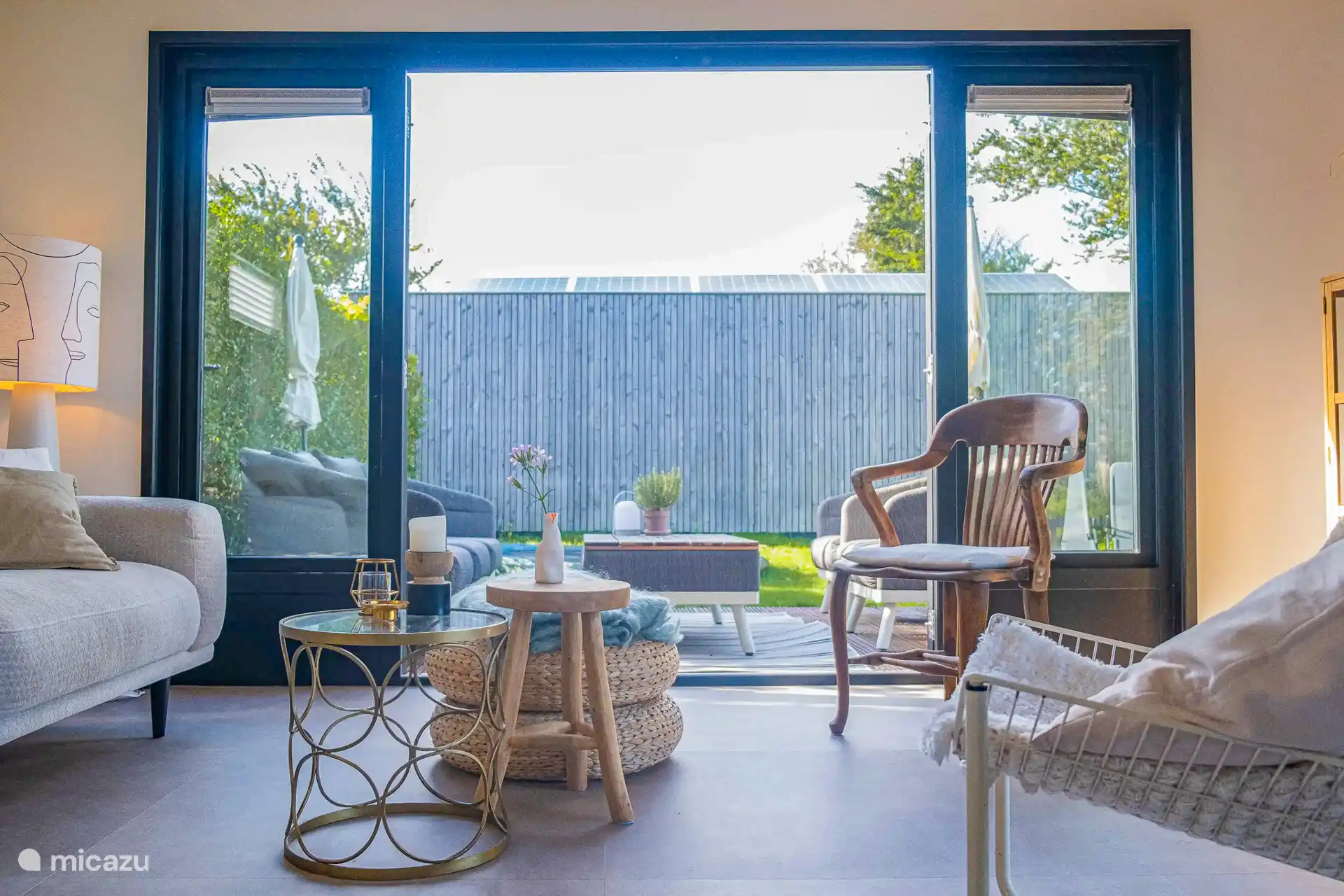 Französische Türen vom Wohnzimmer zum Lounge-Sofa und Trampolin