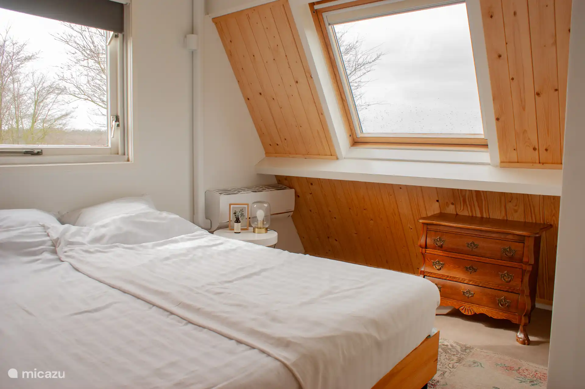 Das erste Schlafzimmer mit Doppelbett