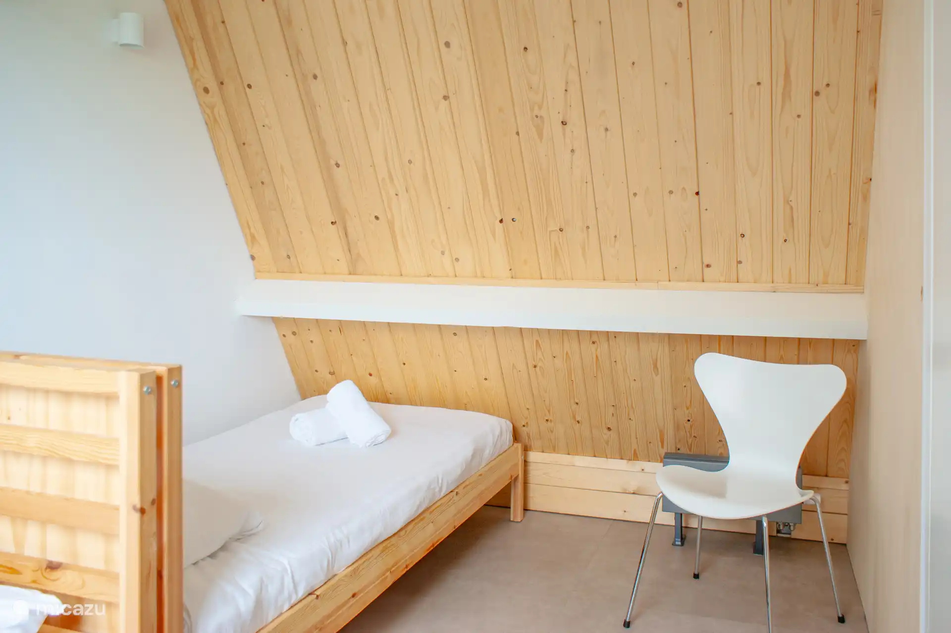 Das zweite Schlafzimmer mit zwei Einzelbetten und einem Schreibtisch