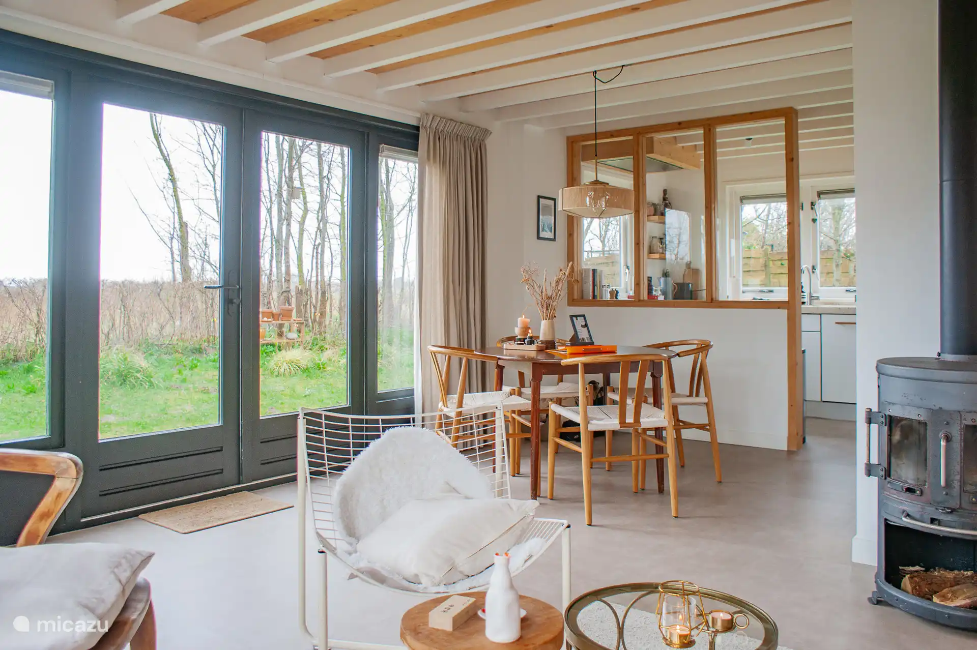 Vom Wohnzimmer aus hat man einen Blick auf die Küche
