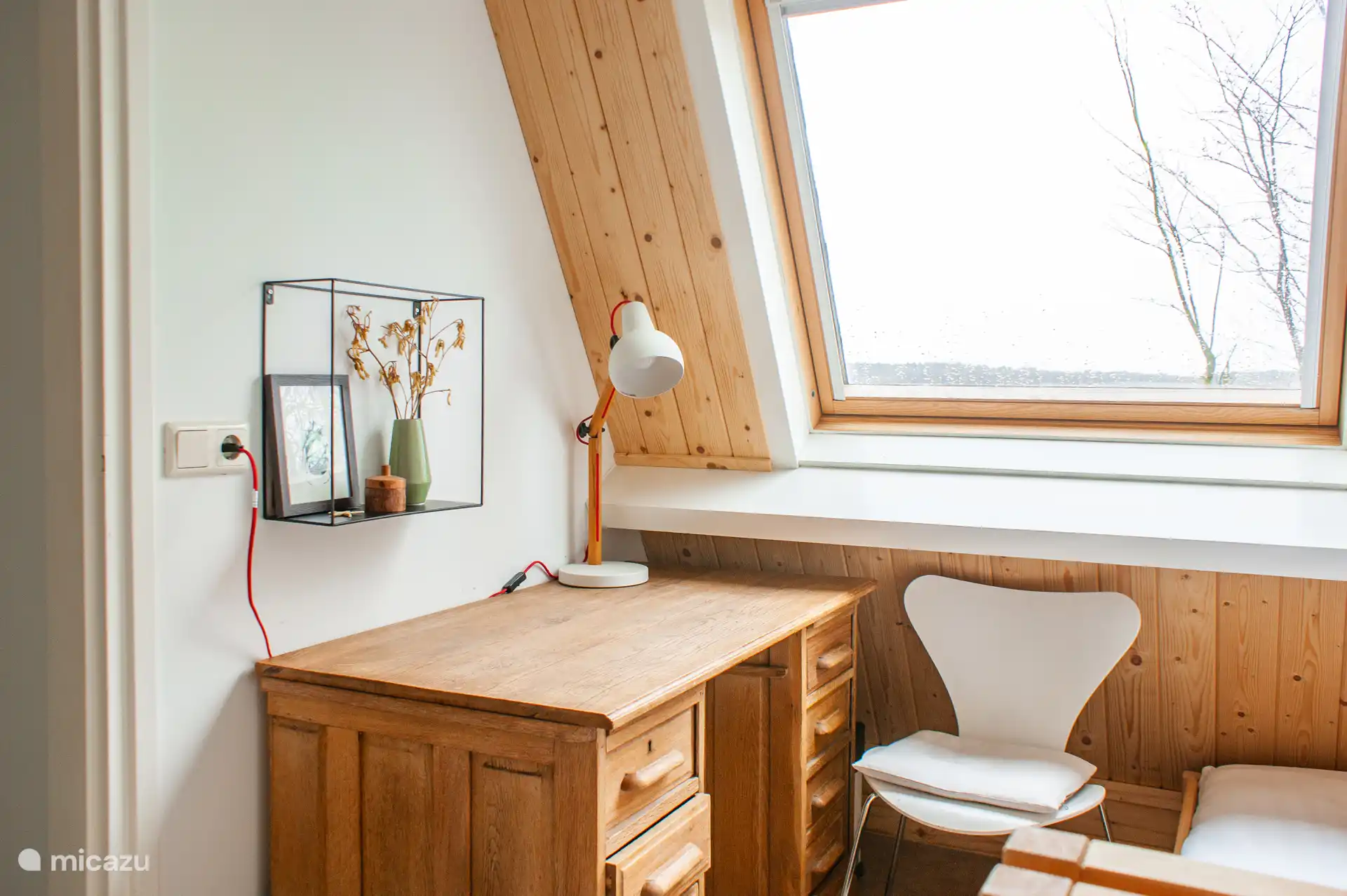 Das zweite Schlafzimmer mit zwei Einzelbetten und einem Schreibtisch
