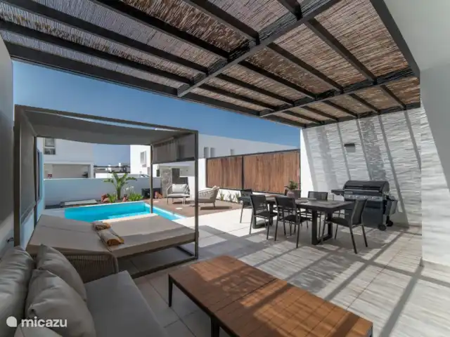Casa Papagayo | Espagne, Lanzarote, Playa Blanca - villa Avec une belle terrasse spacieuse avec barbecue, un lit long, un coin repas, un coin salon et une piscine privée
