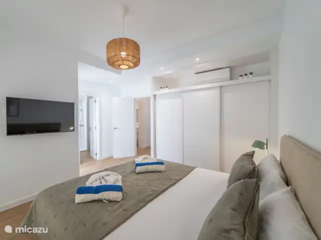 Casa Papagayo | Espagne, Lanzarote, Playa Blanca - villa Chambre 1 avec lit double, climatisation et salle de bain attenante.