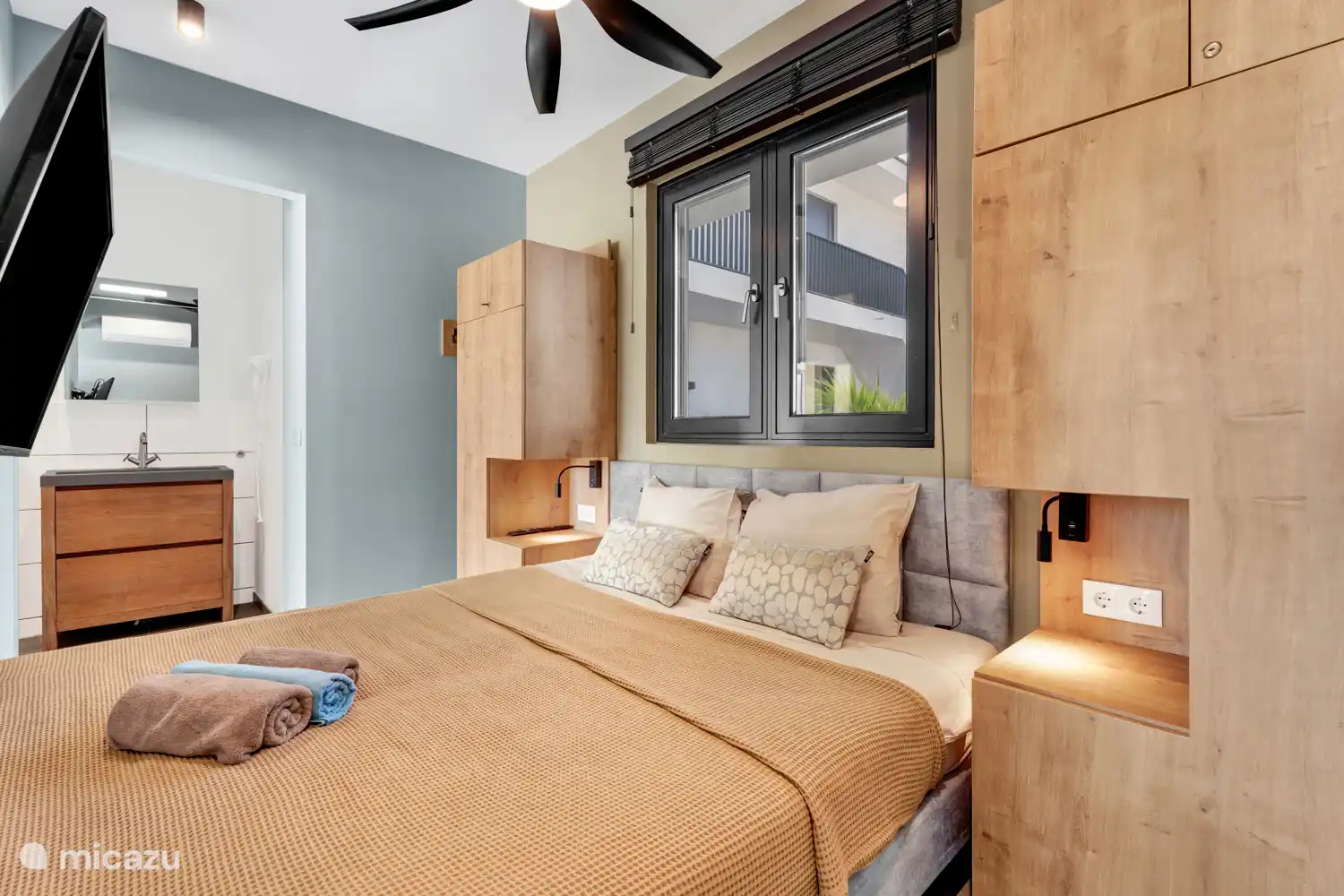 lekker bed met nieuwe fijne matrassen