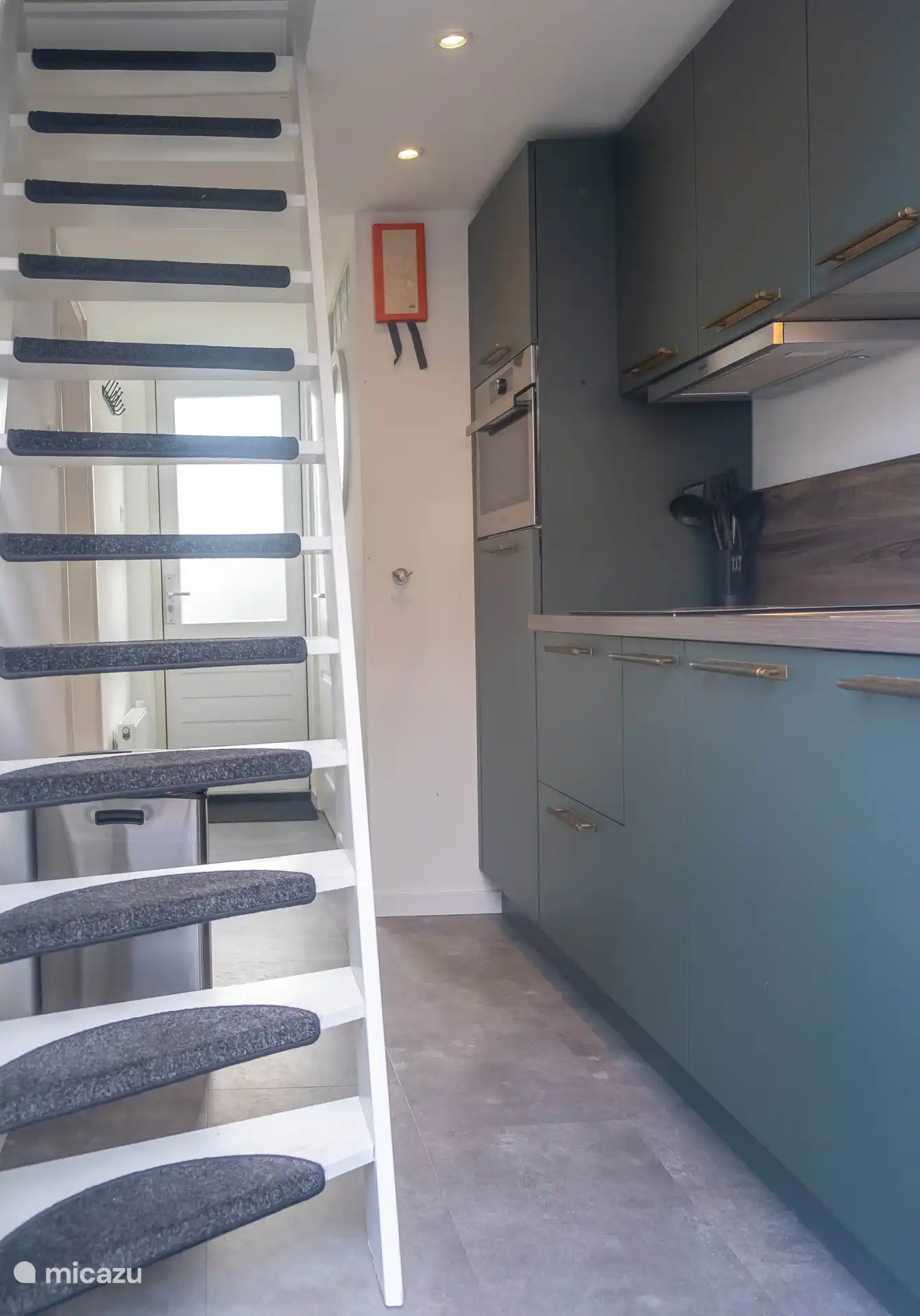 Küche mit Treppe nach oben