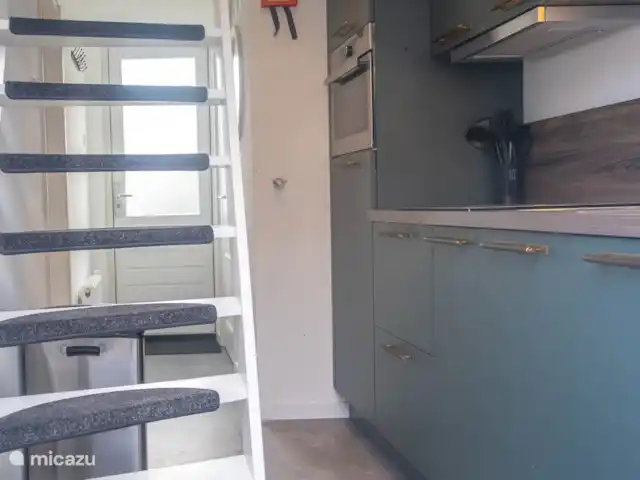 Varado en Países Bajos, Holanda del Norte, Egmond aan Zee - casa vacacional Cocina con escaleras a la parte superior