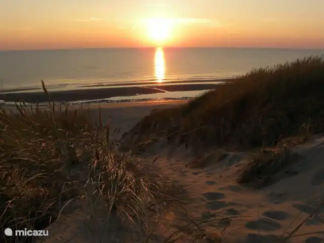 Varado en Países Bajos, Holanda del Norte, Egmond aan Zee - casa vacacional puesta del sol
