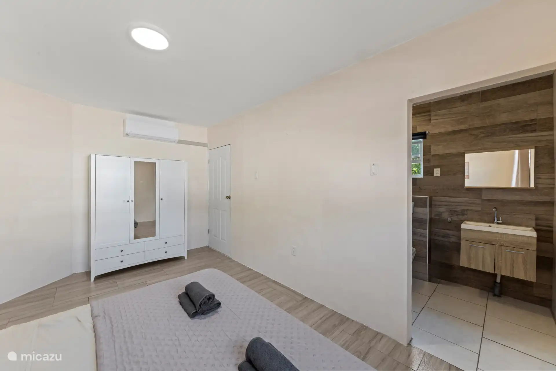 bedroom 3. bed 180x200com. ensuite bathroom