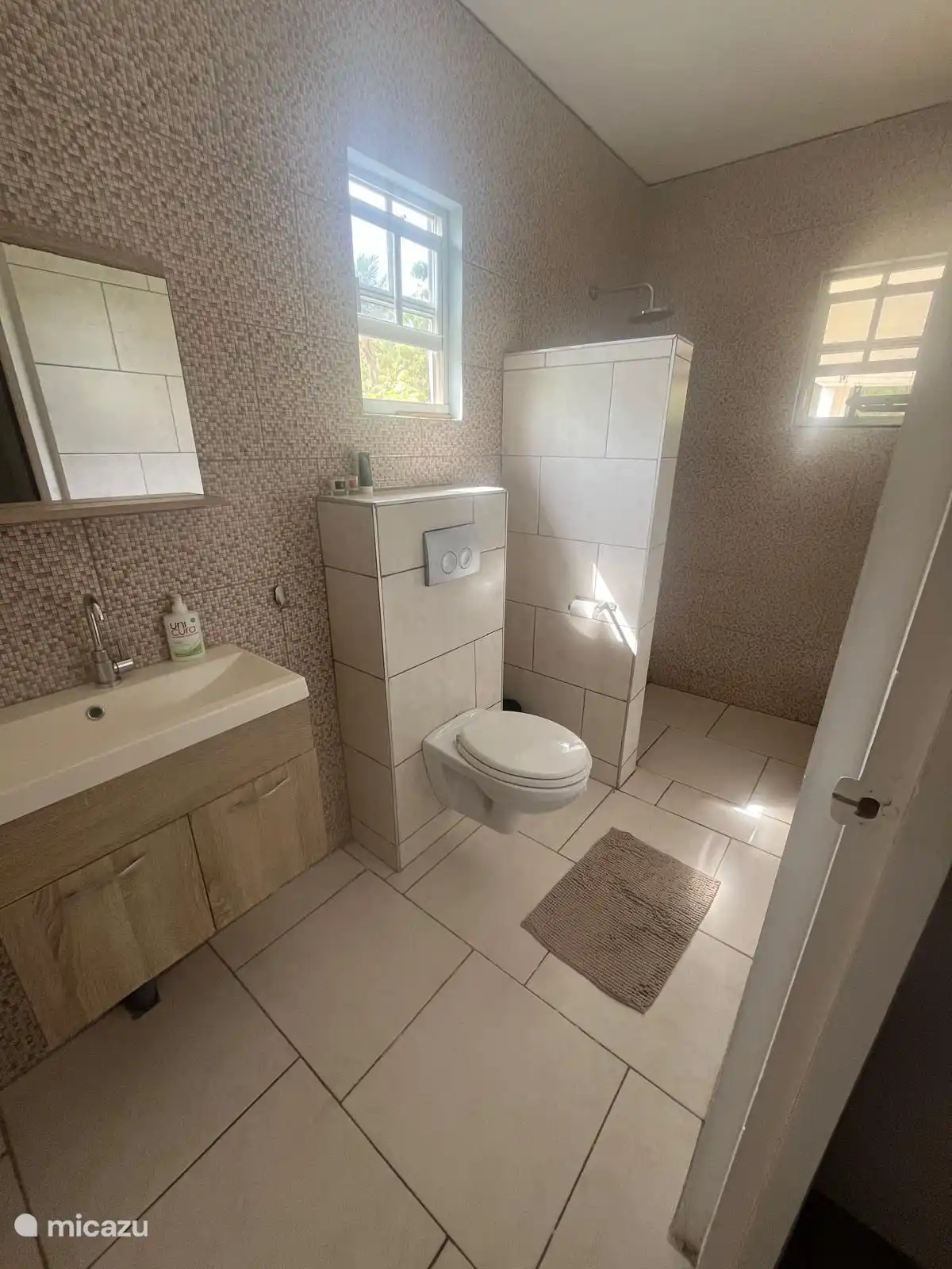 El baño 2 es compartido por los otros dos dormitorios.