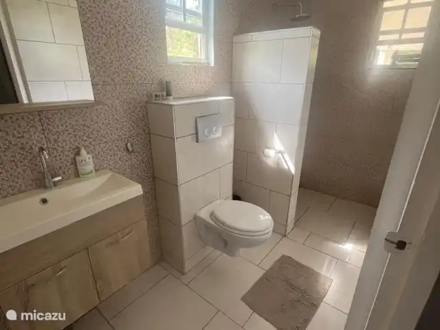 Casa Daliah | Curaçao, Banda Ariba (est), Montan'i Rei - maison de vacances La salle de bain 2 est partagée par les deux autres chambres.