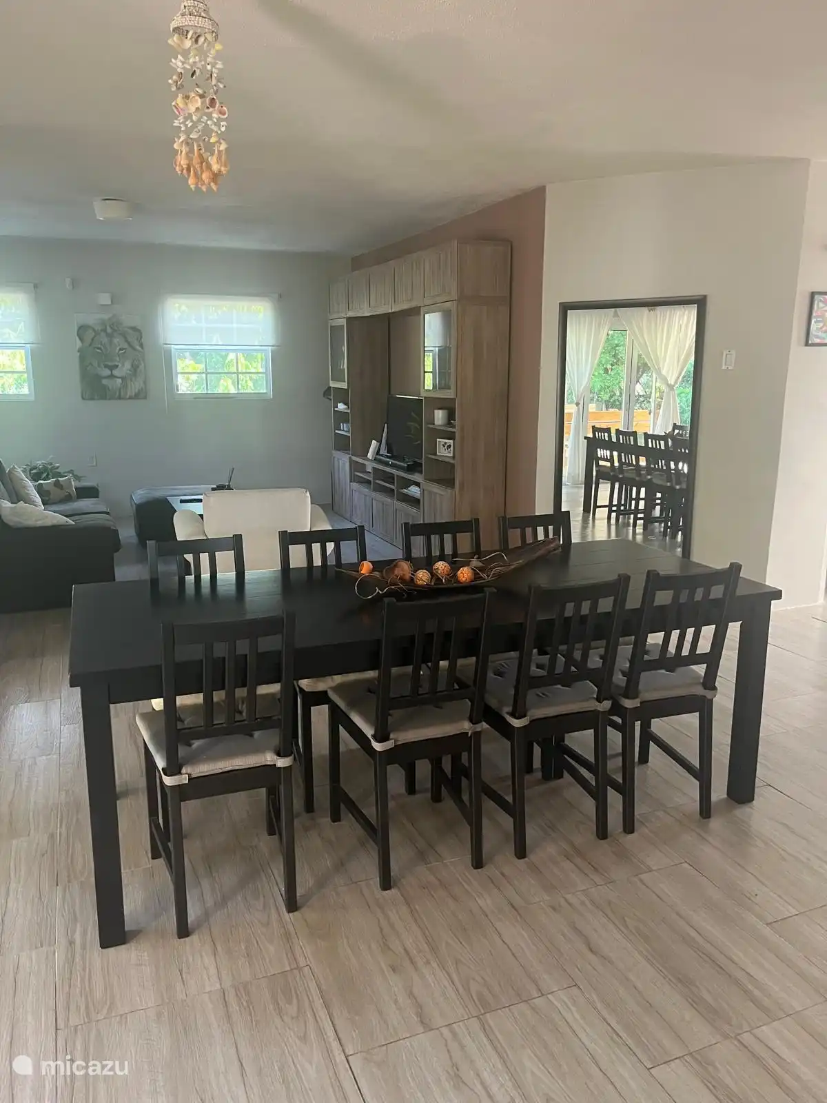 Amplio salón comedor con aire acondicionado. TV con canales de todo el mundo y gran mesa de comedor para 8 personas.