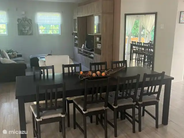 Casa Daliah | Curaçao, Banda Ariba (est), Montan'i Rei - maison de vacances Salon spacieux avec climatisation. TV avec chaînes du monde entier et grande table à manger pour 8 personnes.