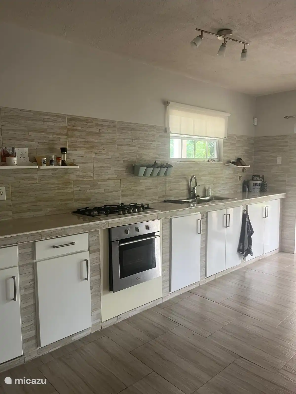 Cocina abierta totalmente equipada con nevera, horno, microondas, Senseo y dulce gusto. 