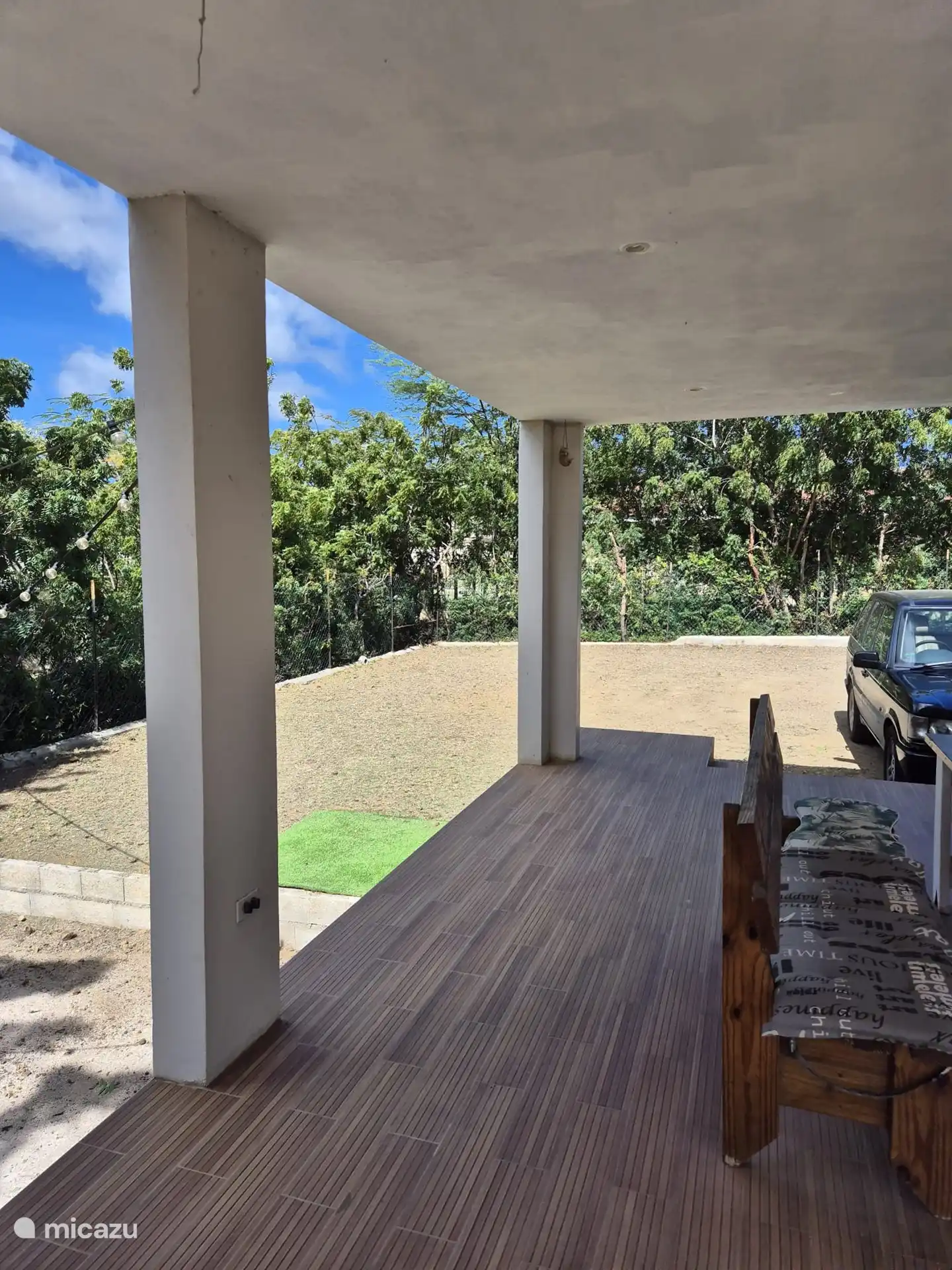 patio trasero desde el porche cubierto