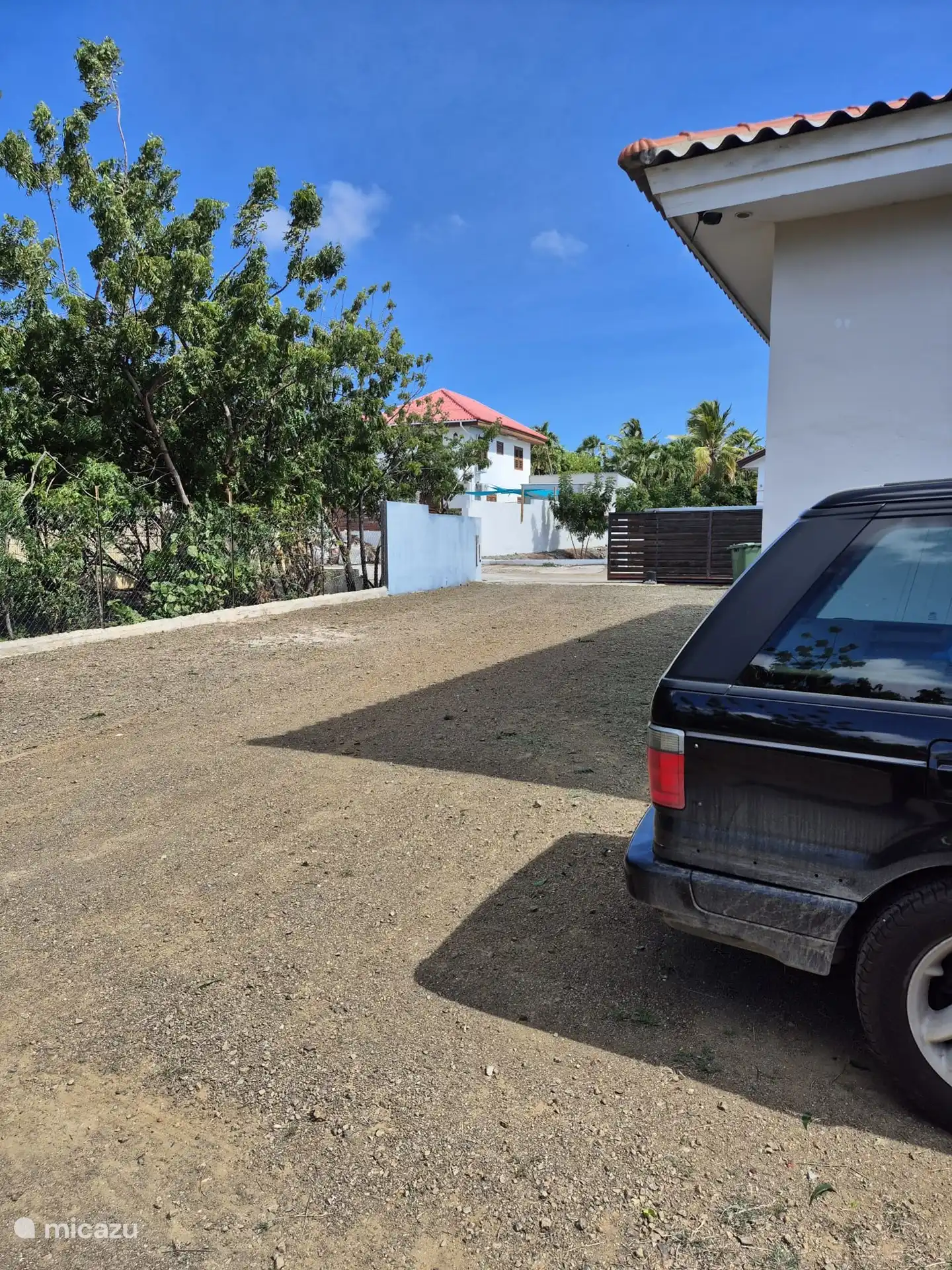 Suficiente espacio de estacionamiento detrás de la puerta cerrada