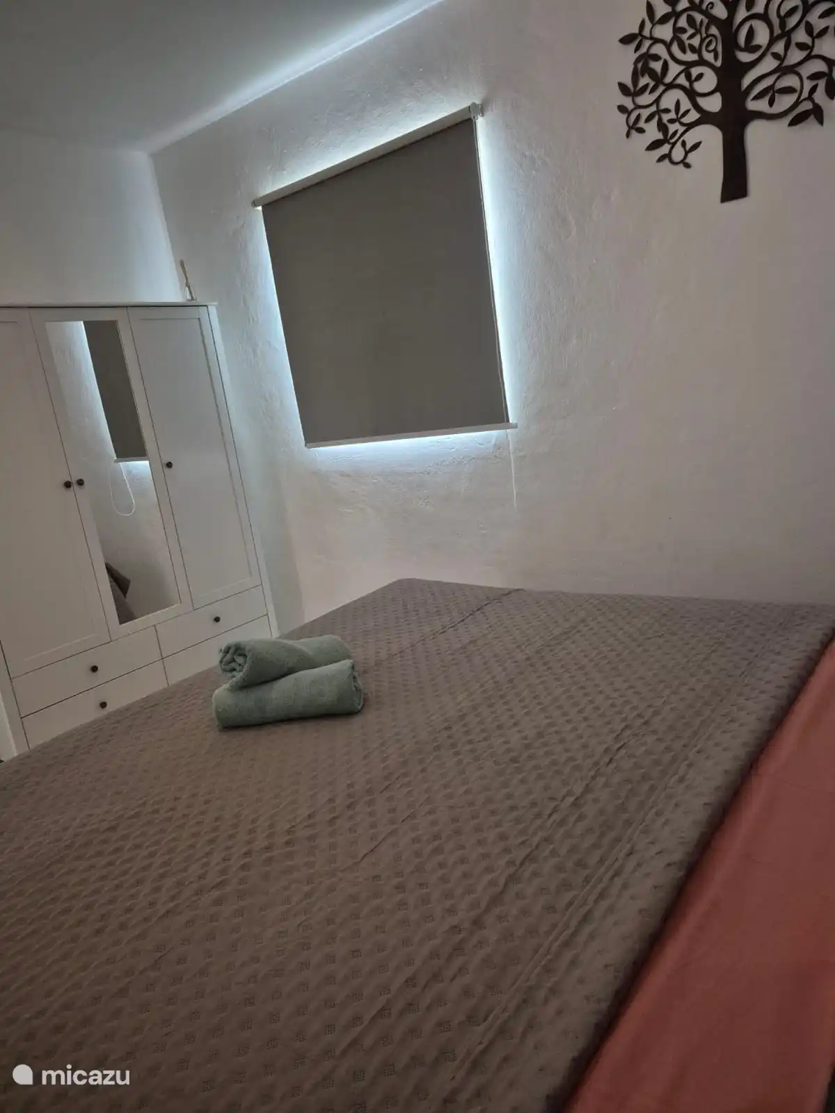 Dormitorio 3: cama 200x200cm