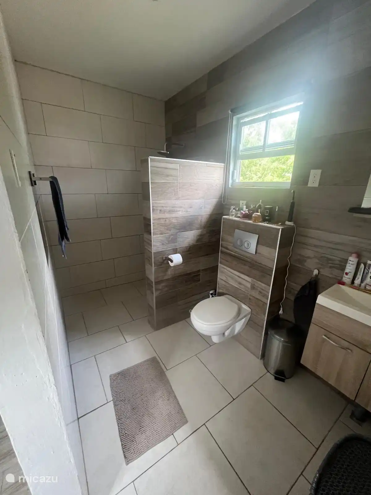 Baño 1 con agua caliente. Este baño se encuentra en el dormitorio 1