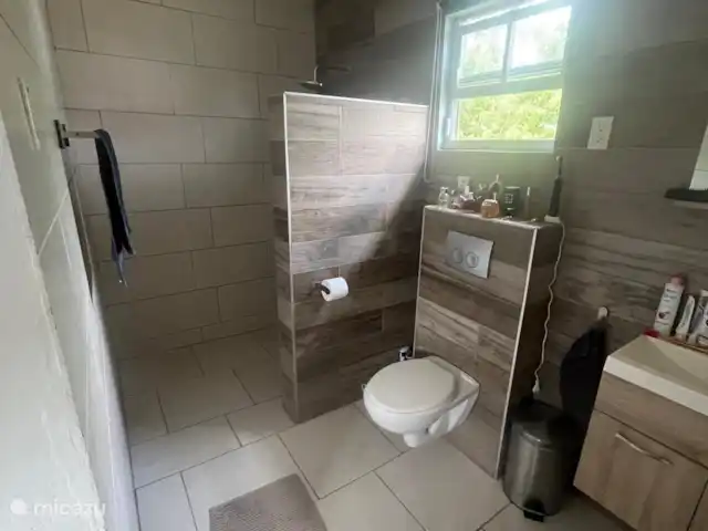 Casa Daliah | Curaçao, Banda Ariba (est), Montan'i Rei - maison de vacances Salle de bain 1 avec eau chaude. Cette salle de bain est située dans la chambre 1