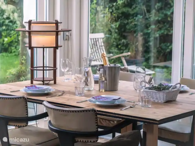 MV8 en Países Bajos, Holanda del Norte, Egmond-Binnen - casa vacacional Comedor