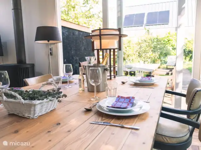 MV8 en Países Bajos, Holanda del Norte, Egmond-Binnen - casa vacacional Comedor