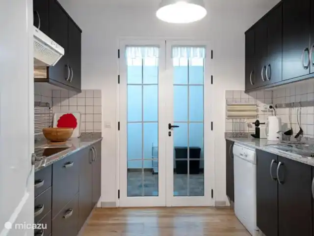 Casa Sierra | Espagne, Lanzarote, Playa Blanca - villa La cuisine de Casa Sierra est équipée d’un réfrigérateur, d’un four, d’un micro-ondes, d’un grille-pain, d’une bouilloire, d’une cafetière, d’un lave-vaisselle, de Nespresso et de nombreux ustensiles de cuisine